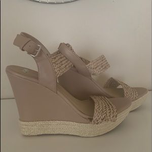 Ross Size 8 1/2 Tan Wedges with accents
